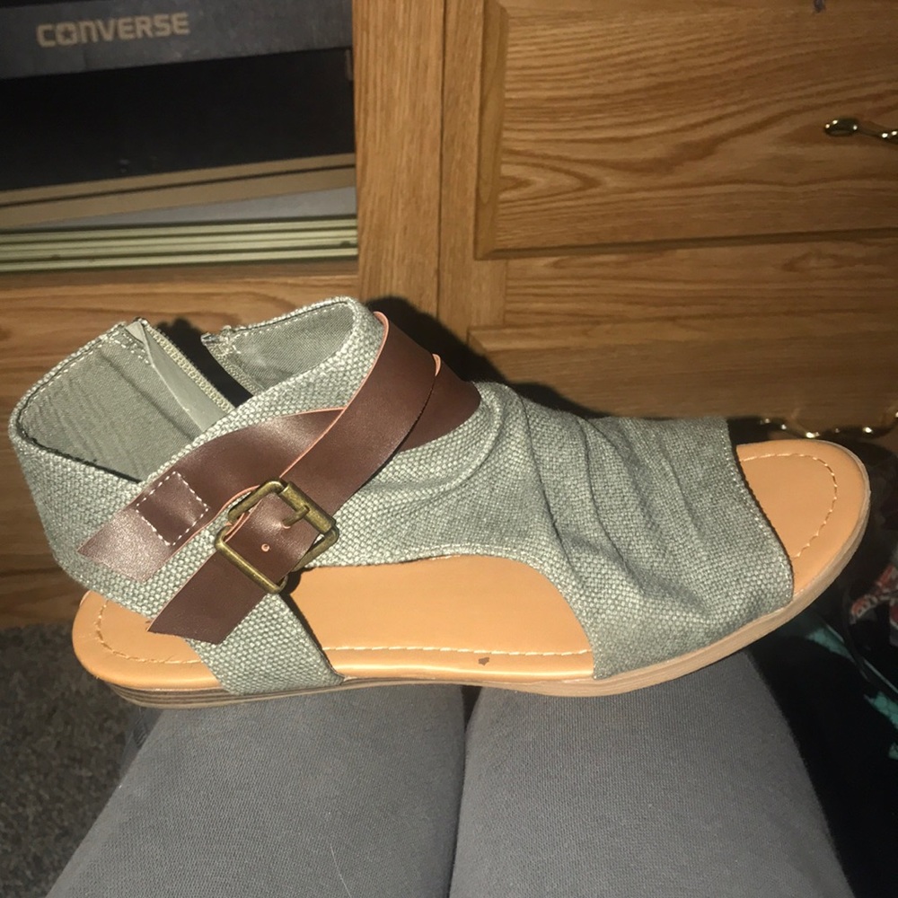 Worn once soda sandals 8.5